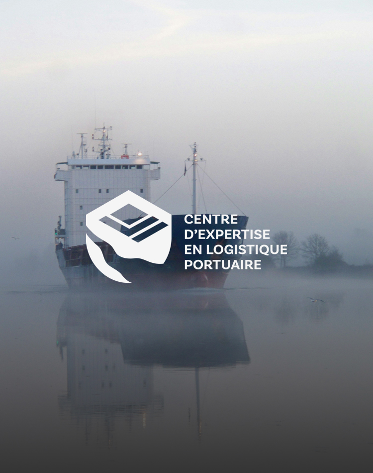 Bateau container sur le fleuve